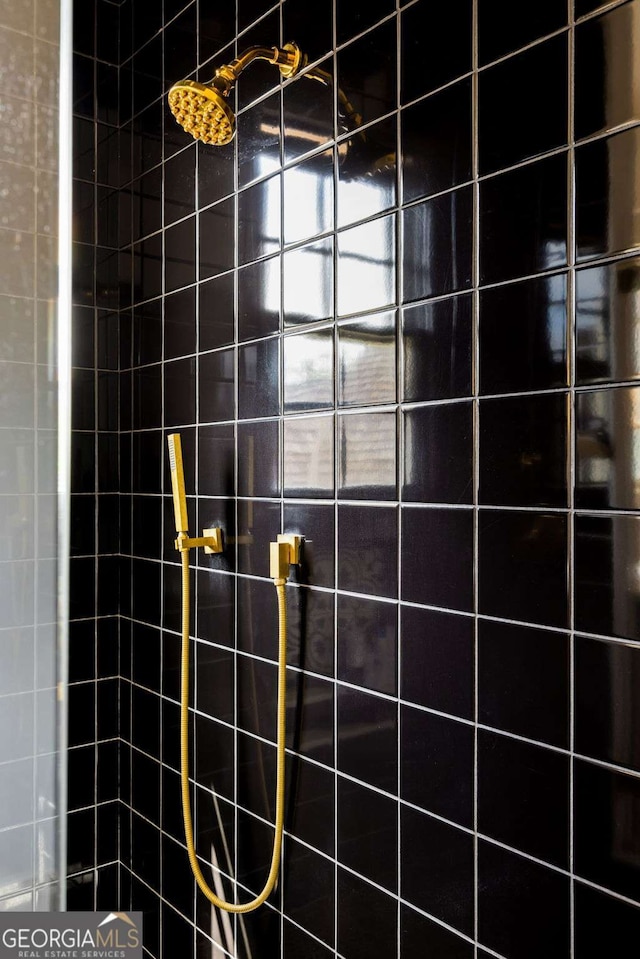 11277 Serenbe Ln, Chattahoochee Hills, GA 30268 - full bath with a tile shower
