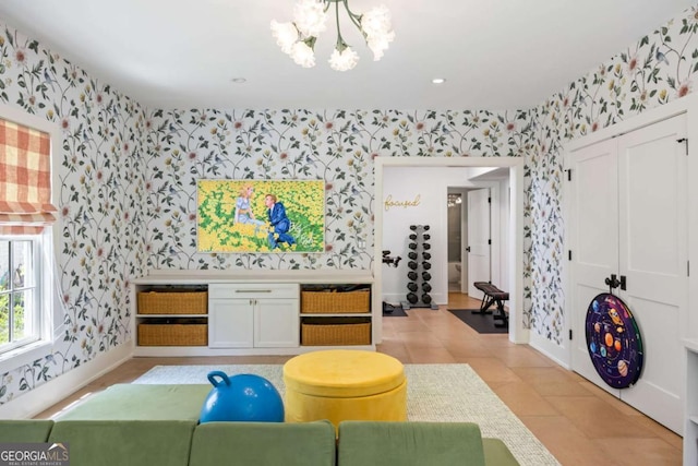 11277 Serenbe Ln, Chattahoochee Hills, GA 30268 - living area with wallpapered walls and a chandelier