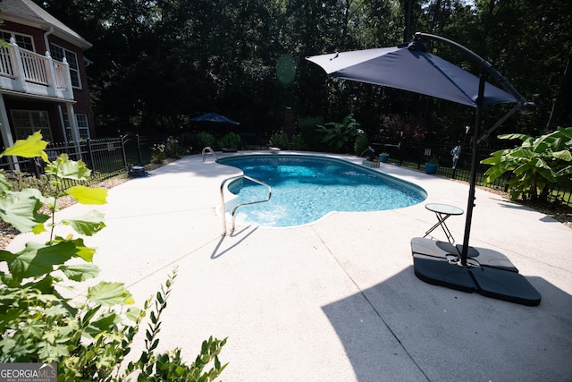 97 Windermere Cir, Newnan, GA 30265 - view of swimming pool featuring a patio area and view of wooded area