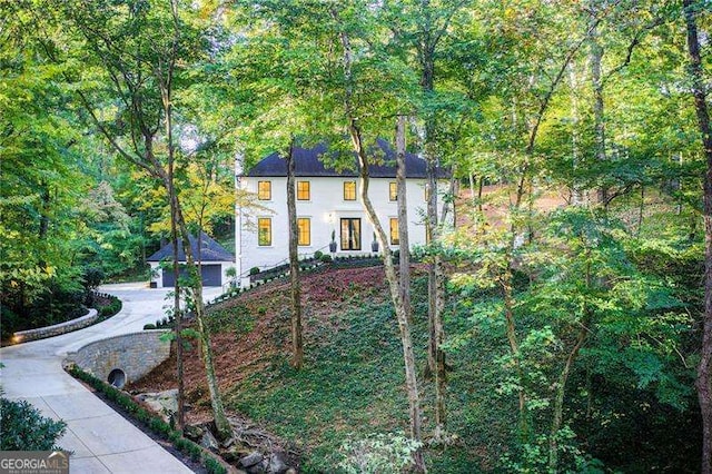 6090 River Chase Cir, Atlanta, GA 30328 - view of front facade featuring a garage and a wooded view