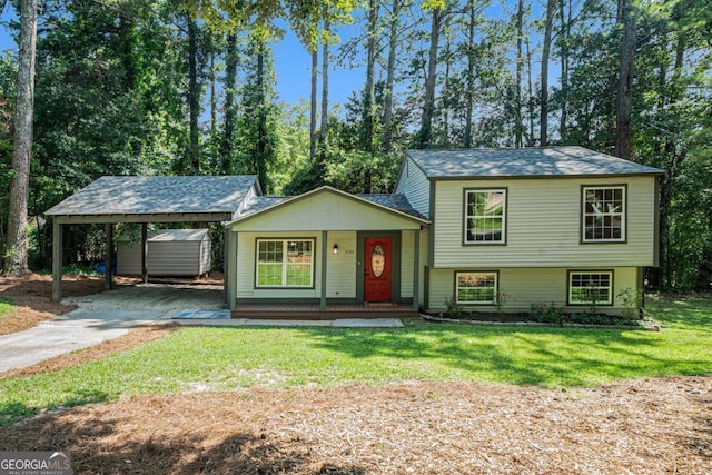3195 Newcastle Way, Snellville, GA 30039 - split level home with driveway, a front yard, covered porch, and a carport