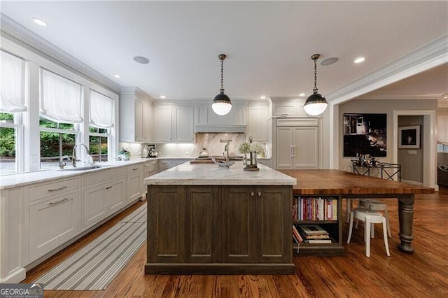 510 Heards Ferry Rd, Atlanta, GA 30328 - kitchen featuring crown molding, a kitchen island, white cabinets, dark wood finished floors, and recessed lighting