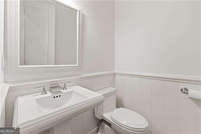 4089 Thorndale Ln Unit 13, Smyrna, GA 30080 - bathroom featuring toilet and a wainscoted wall
