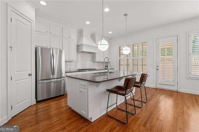 4089 Thorndale Ln Unit 13, Smyrna, GA 30080 - kitchen featuring stainless steel appliances, custom range hood, dark wood-style flooring, a breakfast bar, and recessed lighting