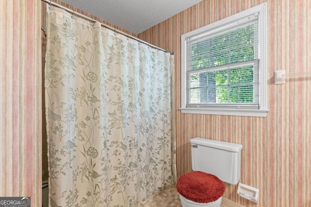 829 Bev Ct, Lawrenceville, GA 30046 - full bathroom featuring wallpapered walls, a textured ceiling, and a shower with curtain