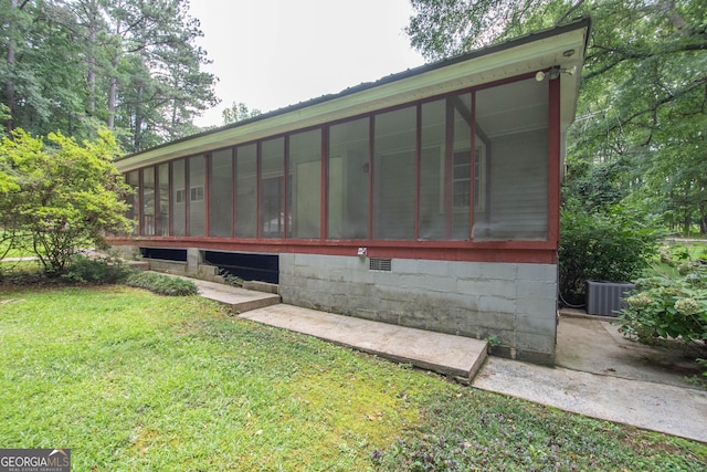 195 Hudgen Rd, Newnan, GA 30265 - view of side of home with a sunroom and a lawn
