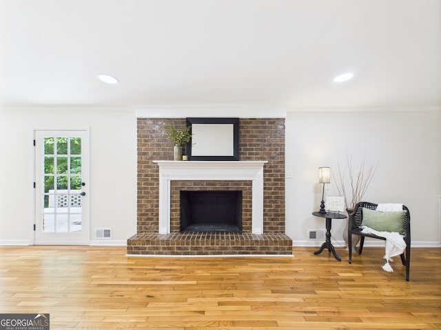 4630 Glenwood Dr, Macon, GA 31210 - living area featuring wood finished floors, crown molding, a fireplace, and recessed lighting