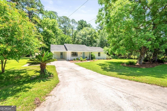 711 Chapman St, Blackshear, GA 31516 - single story home featuring driveway, a front yard, and a carport