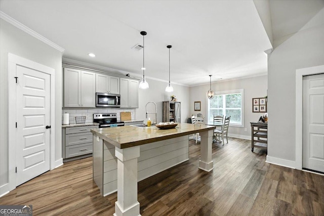 161 Fairway Cir, Macon, GA 31211 - kitchen with stainless steel appliances, gray cabinets, crown molding, dark wood finished floors, and an island with sink