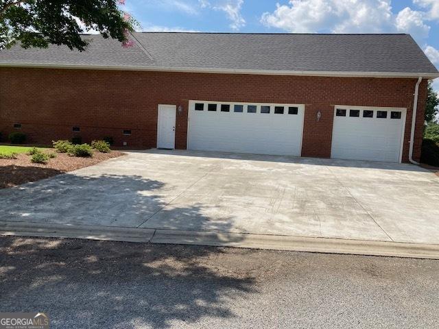 550 Masters Cir, Dublin, GA 31021 - garage featuring driveway