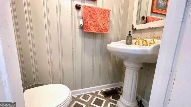 6 River St SW, Cave Spring, GA 30124 - half bath with toilet and baseboards