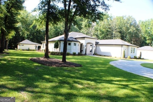 896 Bobby Jones Dr, Dublin, GA 31021 - ranch-style home featuring a front lawn and view of wooded area