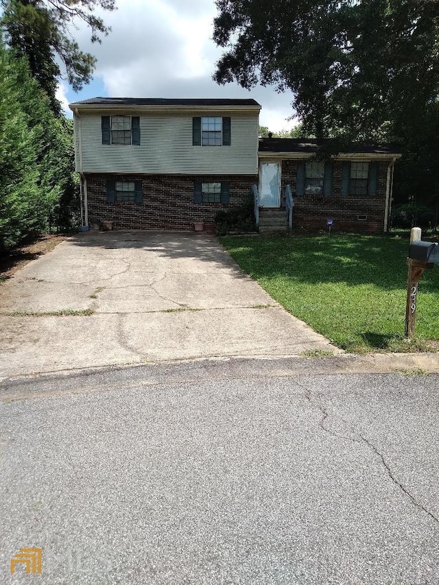 split level home featuring a front yard