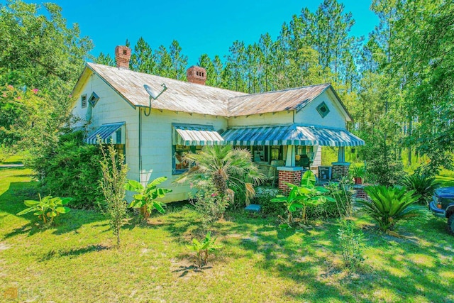 view of front of home featuring a front lawn