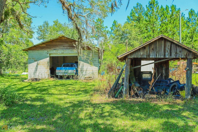 view of outdoor structure featuring a yard