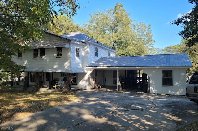 view of front facade featuring a carport