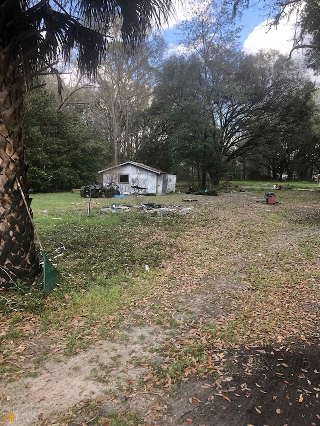 view of yard with an outdoor structure