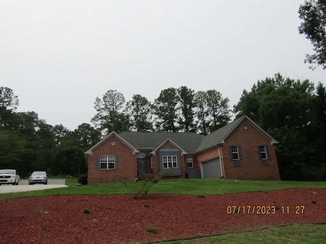 ranch-style house featuring a front lawn and a garage