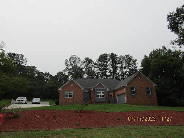 ranch-style home featuring a front lawn