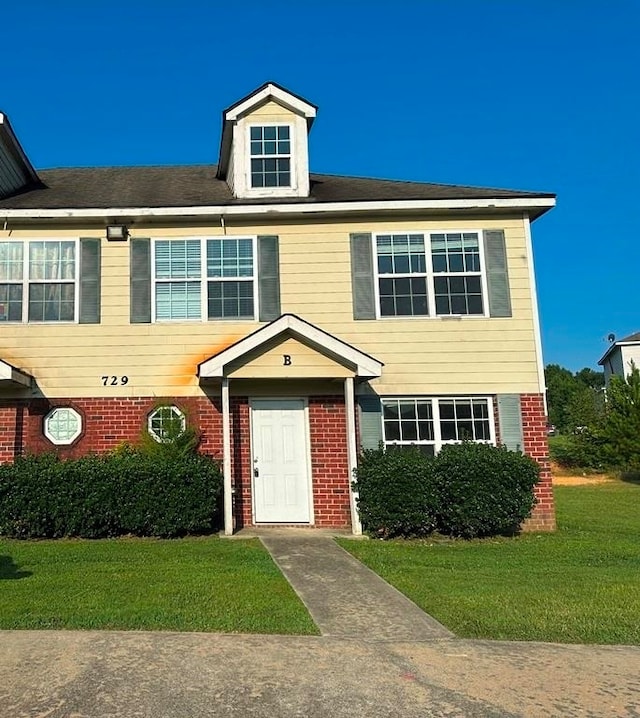 view of front of house featuring a front lawn