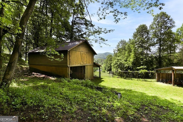 view of yard with an outdoor structure