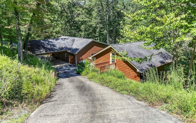 log-style house featuring a carport