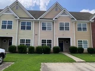 multi unit property featuring a front yard