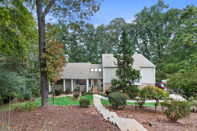 view of front of house featuring a front lawn