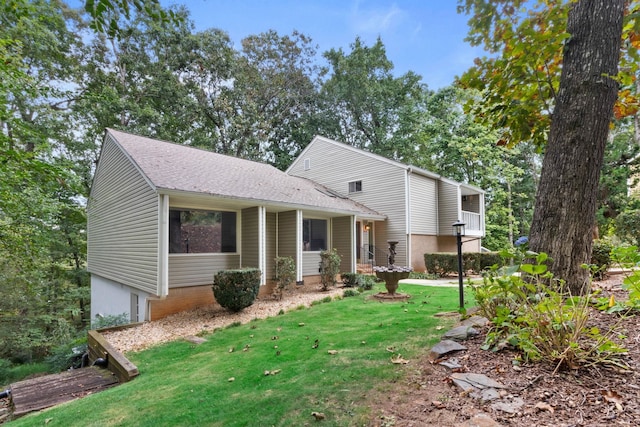 view of front of property featuring a front yard