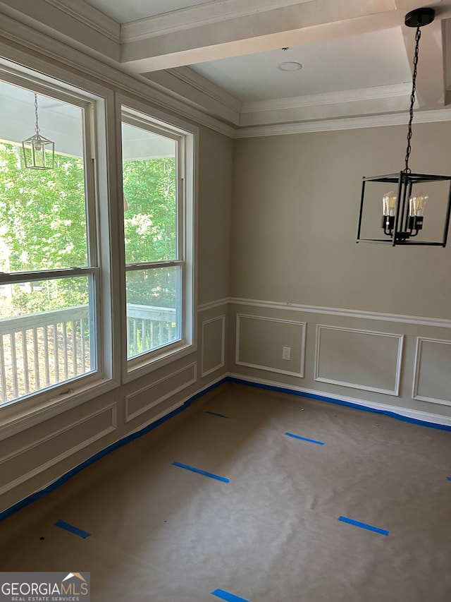 empty room featuring crown molding and an inviting chandelier