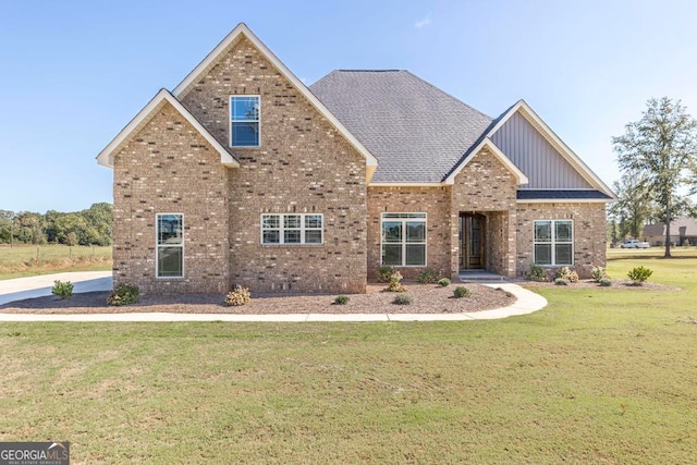 craftsman-style house featuring a front yard