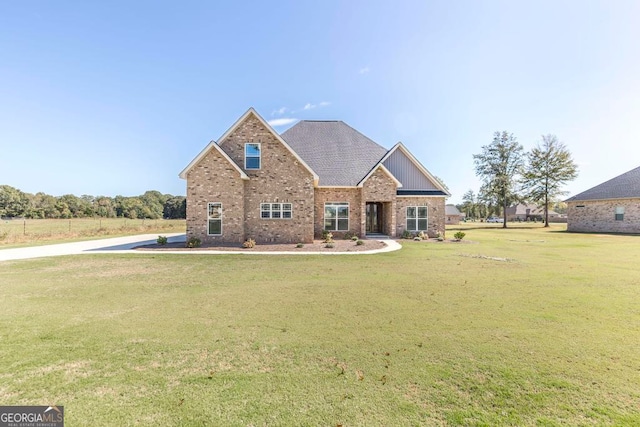 view of front of property featuring a front lawn