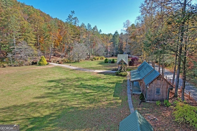 view of yard with an outdoor structure