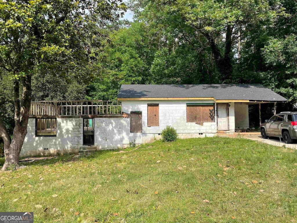 view of front of home featuring a front lawn