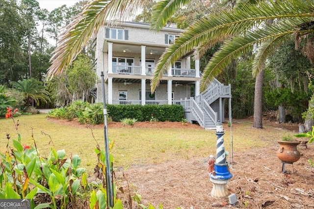 view of front of home featuring a front lawn