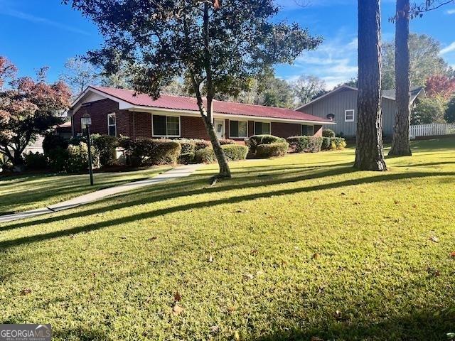 view of front of home featuring a front yard