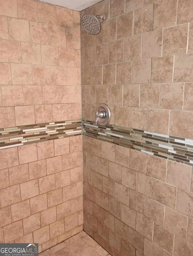 bathroom featuring a tile shower