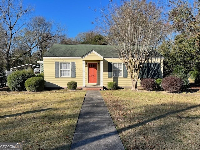 view of front of property featuring a front yard