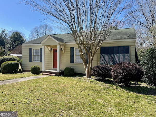 view of front of house featuring a front lawn