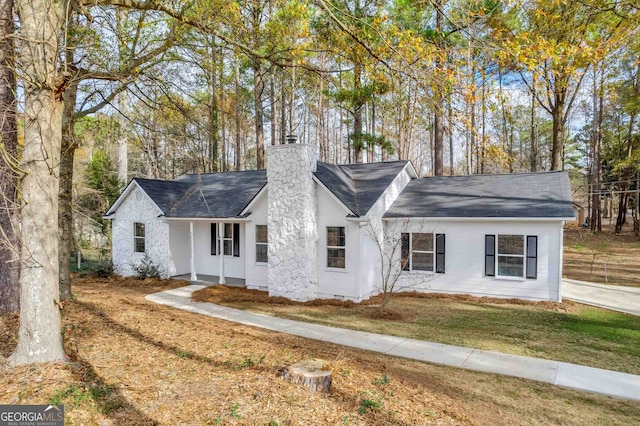 view of front of home with a front lawn