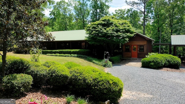 view of front facade with a front lawn