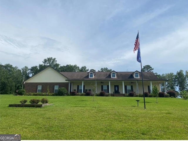 view of front of house featuring a front lawn