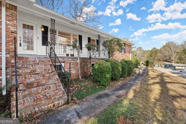 single story home with covered porch