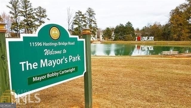 community sign featuring a water view