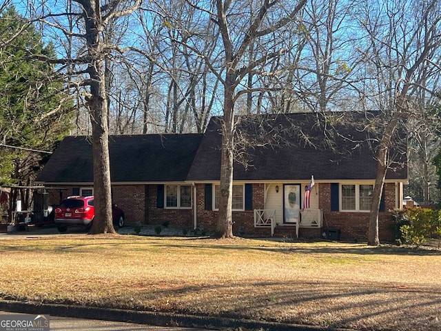 view of front of house with a carport and a front yard