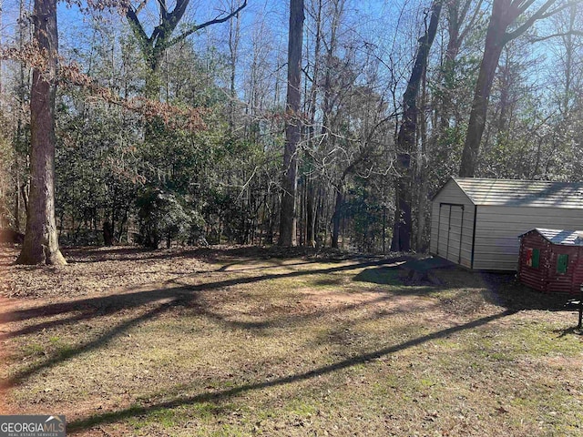 view of yard with a shed