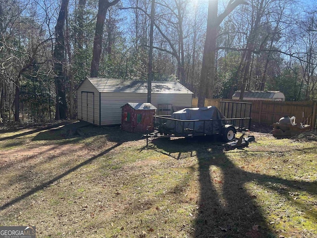 view of yard featuring a storage shed