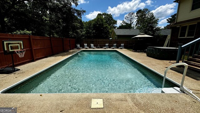 view of swimming pool