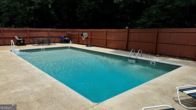 view of swimming pool