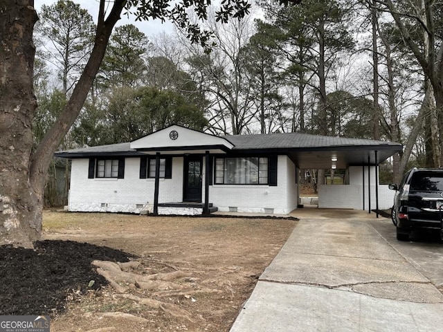 view of front of home featuring a carport